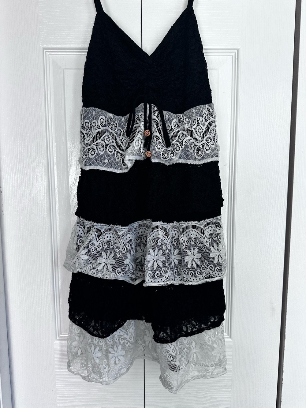 Hoang Yen Lace Tiered Mini Dress Womens Medium Black White Excellent Boho Ruffle